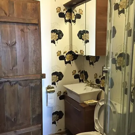 Pensiune Lazovata House Leşten
