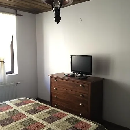 Lazovata House Leşten